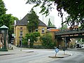 Deutsch: Bahrenfeld (Außenansicht 2008, im Hintergrund Hermes-Gebäude in Ottensen) English: Bahrenfeld railway station outside view in 2008 (Hermes building in background)