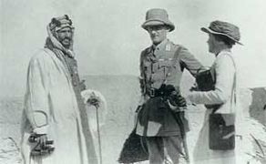 Abdelaziz Al Saoud avec l'administrateur colonial britannique Percy Cox et l’agent secret Gertrude Bell, pendant la révolte arabe, Bassorah, 1916.