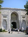 The Imperial Gate (Bâb-ı Hümâyûn / Saltanat Kapısı) leads into the First Court