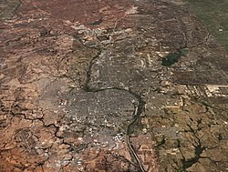 Műholdfelvétel. Lent a mexikói Nuevo Laredo, a folyó másik oldalán az amerikai Laredo