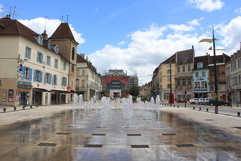 File:Lons-le-Saunier - Place de la liberté 5.jpg