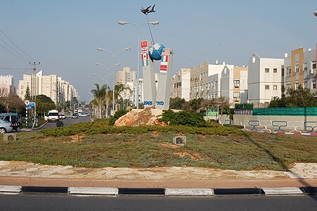 כיכר הניצחון בין רובע י' ל-י"ג לציון ניצחון בעלות הברית על גרמניה הנאצית (הכיכר ממוקמת בין שדרות עובד בן-עמי לבין שדרות המייסדים)