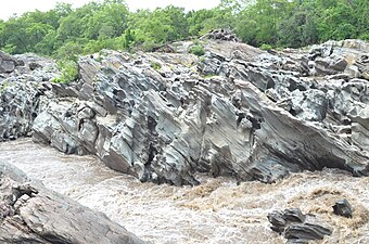 Roches taillées par les flots des eaux au parc national de la bénoué au Cameroun