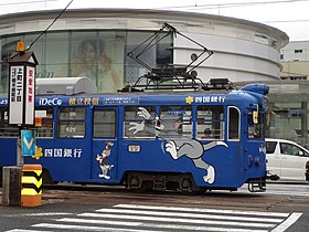 Illustration de Tom sur un tramway.