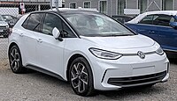 Visão frontal de um Volkswagen ID.3, após o facelift