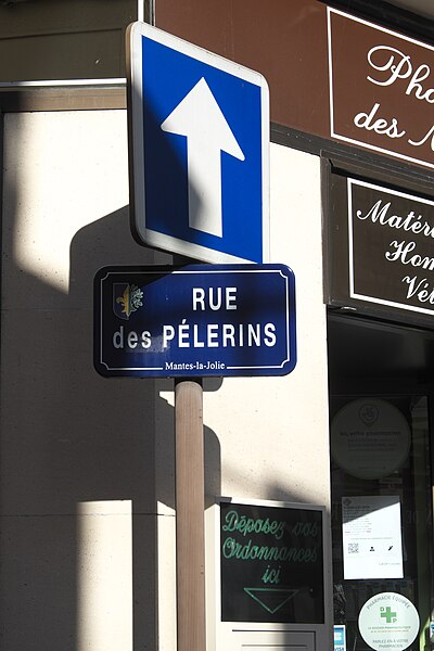 File:Mantes-la-Jolie (78) Rue des Pélerins 466.jpg