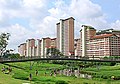 Edilizia pubblica a Bishan, Singapore. Gli sviluppi residenziali pubblici di Singapore vanno da monolocali a condomini direzionali, contribuendo a un tasso di proprietà della casa del 90%, uno dei più alti al mondo.
