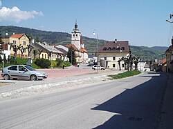 Ulice v Gelnici s věží radnice v pozadí