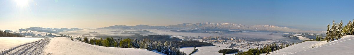 Panorama med Krkonose/Karkonosze set fra nord fra Polen, om vinteren