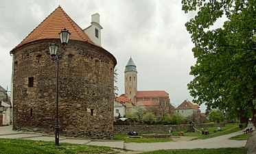 Mittelalterlicher Rundturm, mit der Marienkirche im Hintergrund