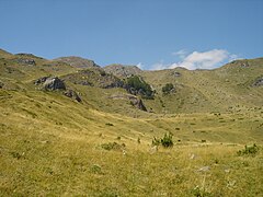 Глетка од Јабланица со врвот Црн Камен (во средина)