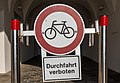 English: ign at the passageway of the western portal Deutsch: Verkehrszeichen im Durchgang des Westportals