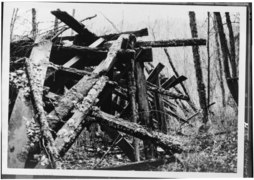 CLOSEUP VIEW OF FLUME REMAINS ON EAST SIDE OF CALISPELL CREEK, LOOKING SOUTHWEST - Calispell Diversion Canal, 1.2 miles southeast of I-20 and Flowery Trail, Usk, Pend Oreille HAER WASH,26-USK.V,1-4.tif