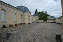 Vue de la cour intérieure avec l'ancienne ménagerie à gauche.