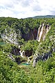 Die Korana entsteht im Nationalpark Plitvicer Seen am Zufluss der Plitvica. Diese Stelle wird Sastavci genannt.