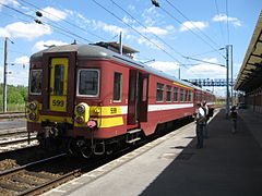 Train belge à quai en gare de Jeumont, en 2008.