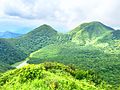 女三瓶山から眺めた火口。子三瓶山（右）と孫三瓶山（左）。左下が火口湖の室の内池。