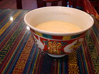 Chá de manteiga ou gur gur na língua Ladakhi, em uma tigela; popular nas regiões do Himalaia da Índia, particularmente em Ladakh, Sikkim e Arunachal Pradesh.