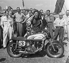 Huldiging van Geoff Duke, winnaar van de 350cc-klasse tijdens de TT van Assen in 1952