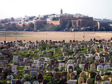 Cimetière musulman, derrière lequel on aperçoit une citadelle du XIIe siècle