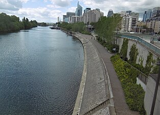 La Seine à Courbevoie vue vers le pont de Neuilly, à droite le quai du Président Paul-Doumer surplombant la promenade des berges.