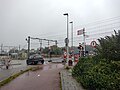 Gesloten spoorwegovergang naast het station vanwege de Formule 1 in Zandvoort