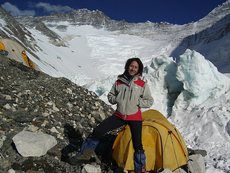 File:Lina Quesada Campo2 6.500 mts. del Everest, mayo de 2008.jpg