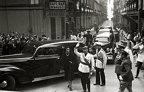 Llegada a la basílica de Santa María de Francisco Franco y su esposa, Carmen Polo, para asistir a un acto religioso (2 de 2) - Fondo Car-Kutxa Fototeka.jpg