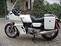 De Interpol 2 had een stroomlijnkuip die van de BMW R 100 RT afkomstig was en nog steeds de kleine, onhandige Craven "bovenlader" kofferset