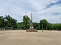 Obelisco no meio da praça, simboliza a luta pela Independência.