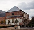 La bibliothèque en ruine (à droite).