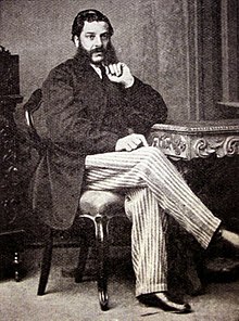 Description de l'image Benjamin Farjeon sitting portrat.jpg.