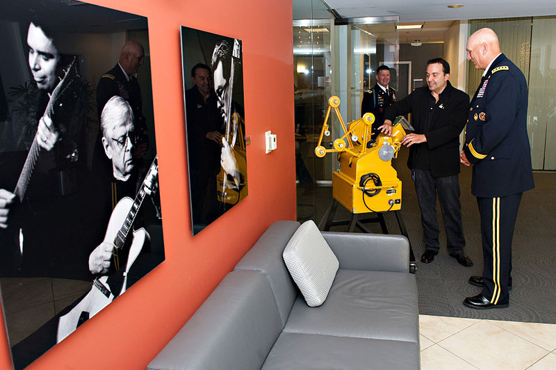 File:Chief of Staff of the Army Gen. Raymond T. Odierno, right, tours the facilities of NBC Universal Studios in Burbank, Calif., June 11, 2012 120611-A-AO884-151.jpg