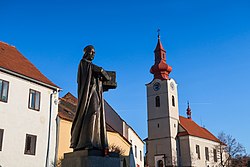 Pomník Jana Husa na náměstí a kostel Povýšení sv. Kříže