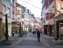 Via del centro con le luci natalizie