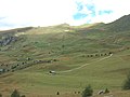 Vista estiva dei prati in quota nel Parco delle Puez Odle, sullo sfondo la cresta di vetta.