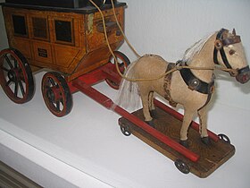 Postkutschenmodell mit Pferd aus Kalbfell, Kinderspielzeug (Erzgebirge, 1870)