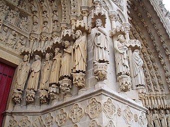 Portail Saint-Firmin : les grandes statues du piédroit de droite. En dessous les signes du zodiaque du Calendrier picard.