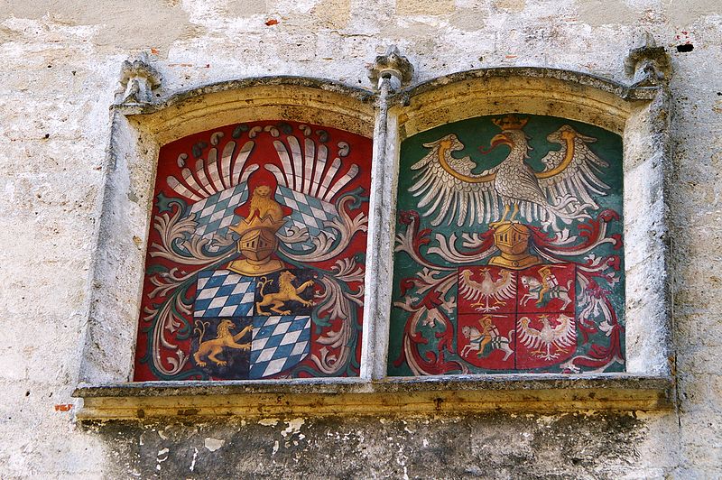 File:Burghausen coats of arms castle.JPG