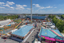 Das Foto zeigt das Hofer Volksfest, im Hintergrund sieht man die Freiheitshalle