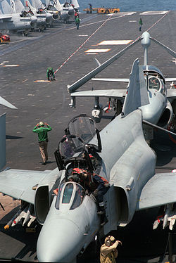 A VF–201 egyik F–4S-sze a USS Dwight D. Eisenhower fedélzetén. Jól megfigyelhetőek az E szárny sajátosságai és a szélesebb beömlőnyílások. A gép mögött egy EA–6A