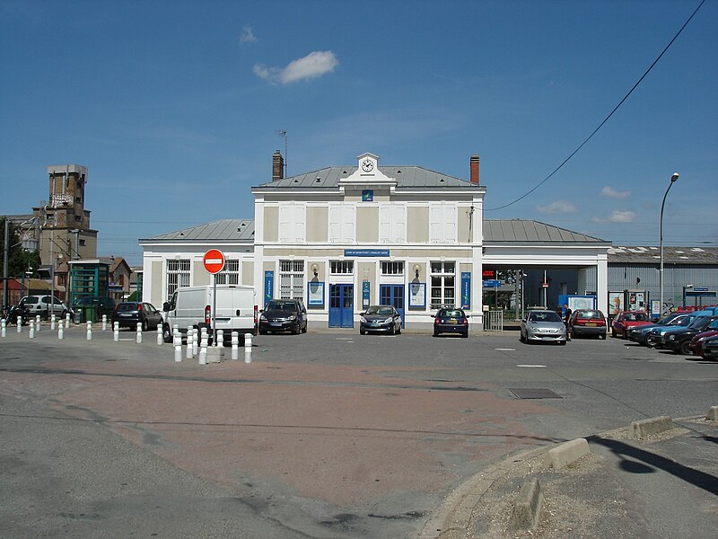 File:Gare de Montfort-l'Amaury - Méré (78) - Bâtiment voyageurs.jpg