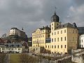 Unteres Schloss (Greiz), ehemals Residenz des Fürstentums Reuß älterer Linie. Im Hintergrund das Obere Schloss.