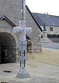 Croix devant le portail de l'église.