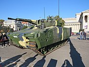 Az első széria-gyártott Lynx KF41-es oldalán jól láthatóak a StrikeShield APS érzékelői és töltetei