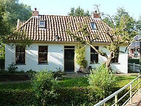 Oud huisje bij de kerk