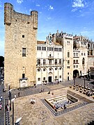 Place de l'Hôtel de Ville de Narbonne avec vue sur la façade principale du palais des archevêques.