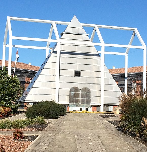 File:Place de la Révolution, la Pyramide du bicentenaire de la Révolution française (1989, par l’architecte J. P. Dubourg, le paysagiste R. Witteronghel, et M Eychenne de la société Bet Bati).jpg