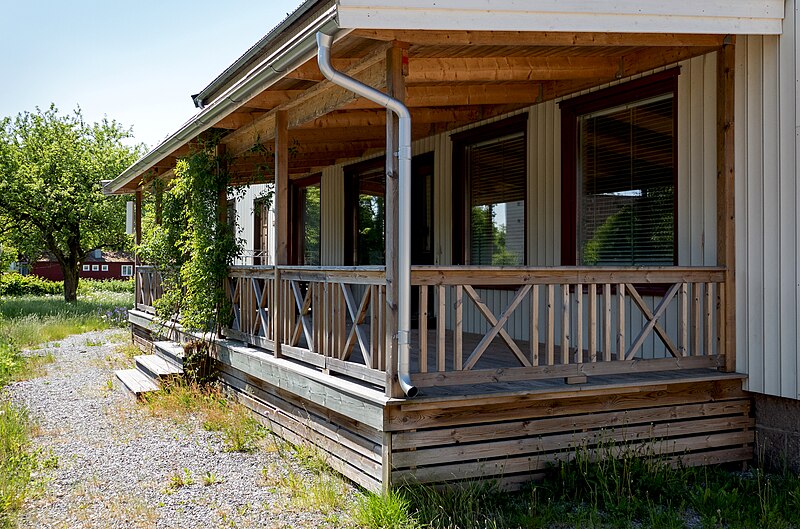 File:Porch on a house in Brodalen.jpg