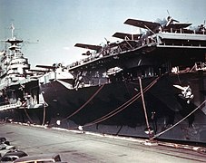 USS Hornet (CV-8) à la base navale de Norfolk en février 1942.